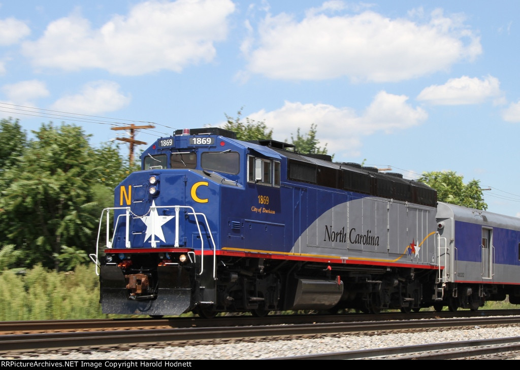 RNCX 1869 leads train 75 southbound